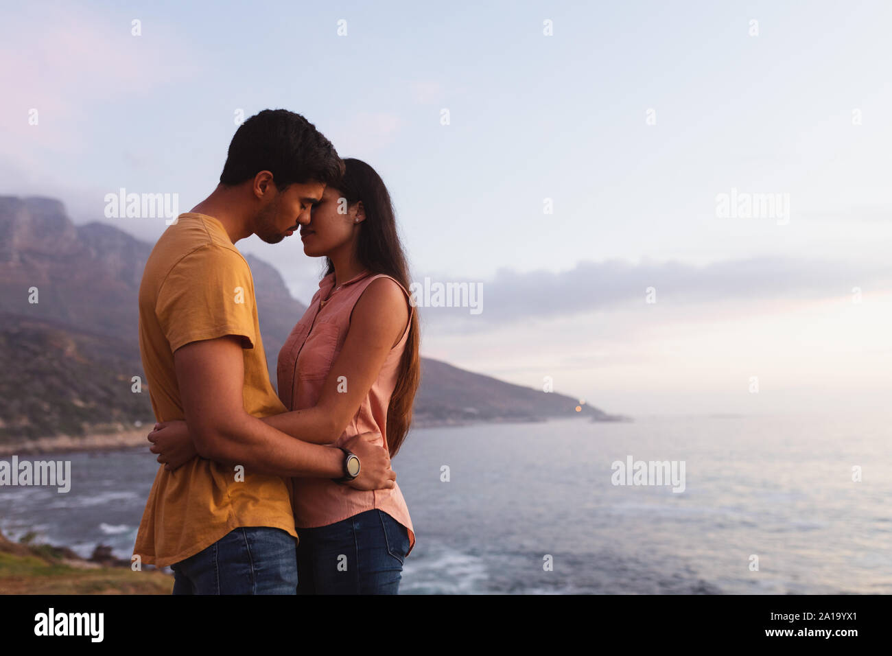 Junge Mixed Race Paar stehend auf einem Strand Stockfoto