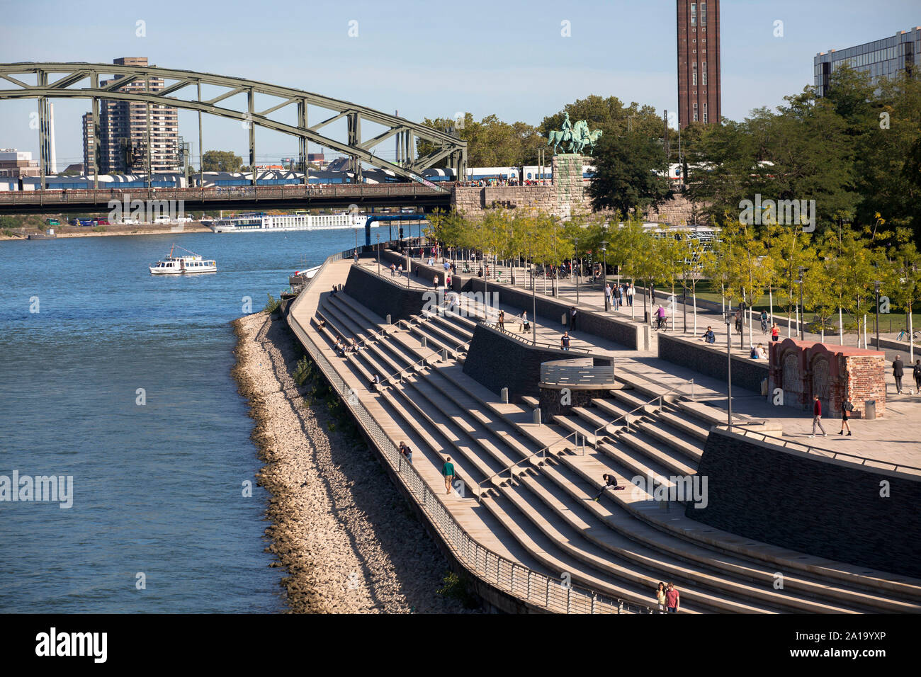 Der Rhein Boulevard im Stadtteil Deutz, Köln, Deutschland. Die große Freitreppe am Ufer des Rheins zwischen die Hohenzollernbrücke und Stockfoto