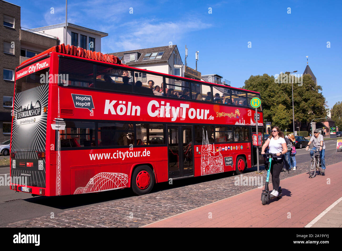 Touristen machen eine Stadtrundfahrt im Doppeldeckerbus, Köln, Deutschland. Touristen machen eine Stadtrundfahrt in einem Doppelstockbus, Koeln, De Stockfoto