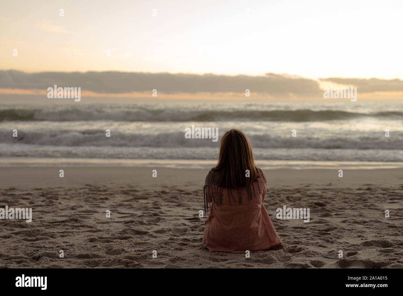 Frau Zeit durch das Meer bei Sonnenuntergang Stockfoto