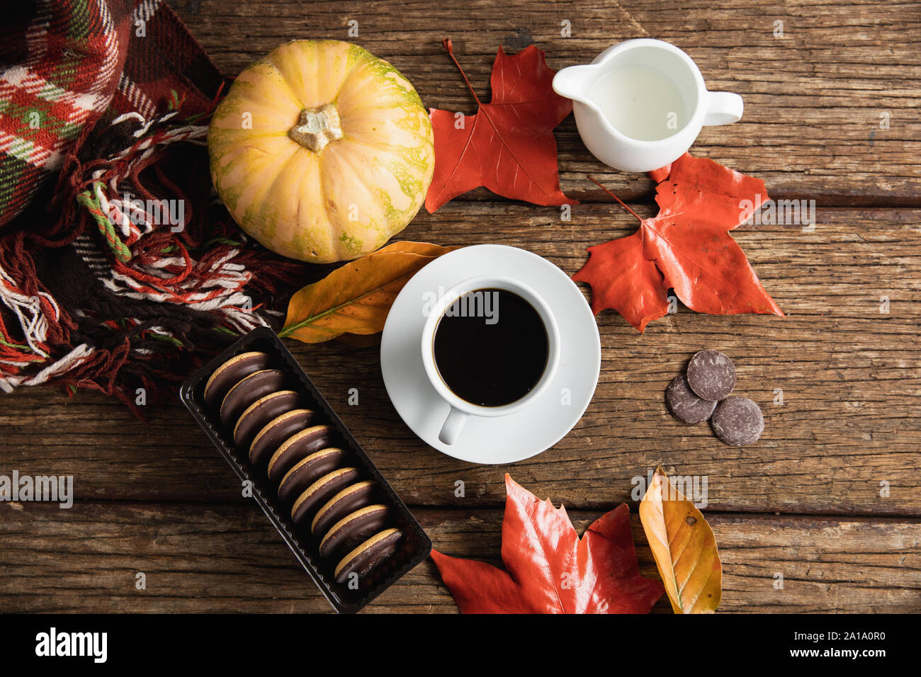 Herbst flach mit heißen Getränken und Leckereien Stockfoto