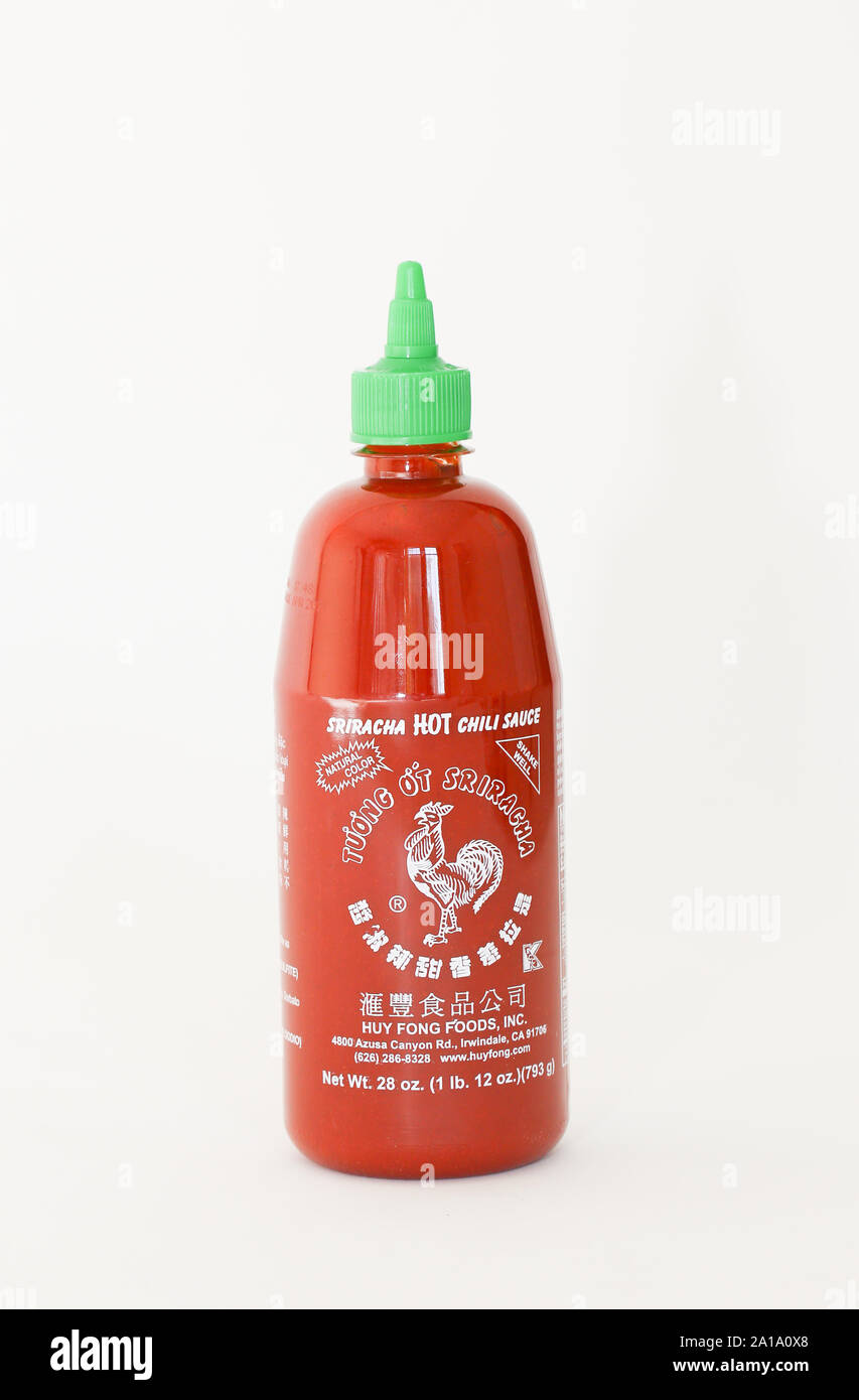 Princeton, New Jersey, 24. September 2019: eine Flasche Sriracha Hot Chili Sauce. Von Huy Fong Lebensmittel hat das Unternehmen durch die Nachbarn zu ruinieren thei vorgeworfen. Stockfoto