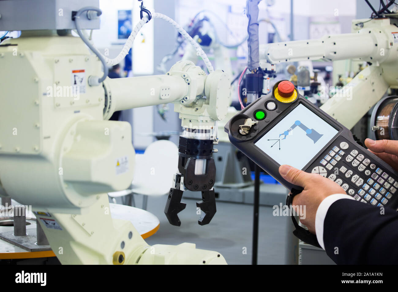 Ingenieur mit Anhänger Gerät unterrichten. Programmierung der Roboter mit der Roboterarm. Smart Factory Stockfoto