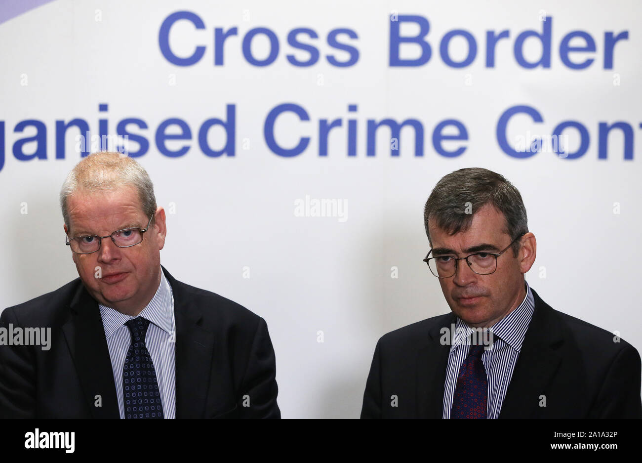 Gardasee Kommissar zeichnete Harris (rechts) und Chief Constable der PSNI Simon Byrne sprechen zu den Medien während der grenzübergreifende Konferenz über die organisierte Kriminalität an der Slieve Russell Hotel, Co Cavan. Stockfoto