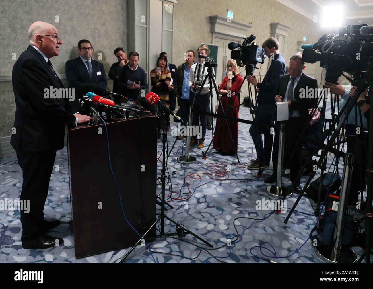 Justizminister der Republik Irland Charlie Flanagan spricht zu den Medien während der grenzübergreifende Konferenz über die organisierte Kriminalität an der Slieve Russell Hotel, Co Cavan. Stockfoto