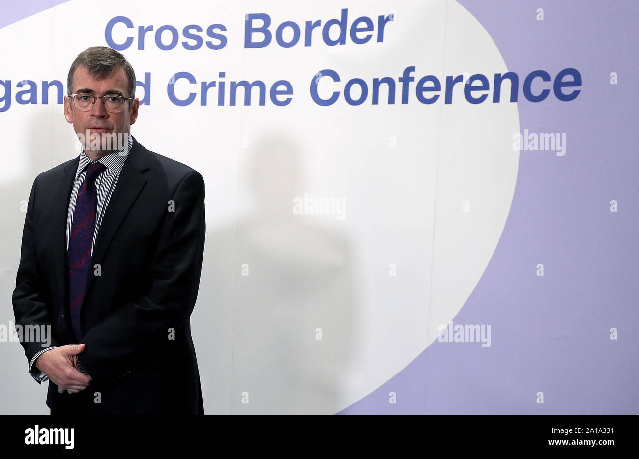 Gardasee Kommissar zeichnete Harris spricht zu den Medien während der grenzübergreifende Konferenz über die organisierte Kriminalität an der Slieve Russell Hotel, Co Cavan. Stockfoto