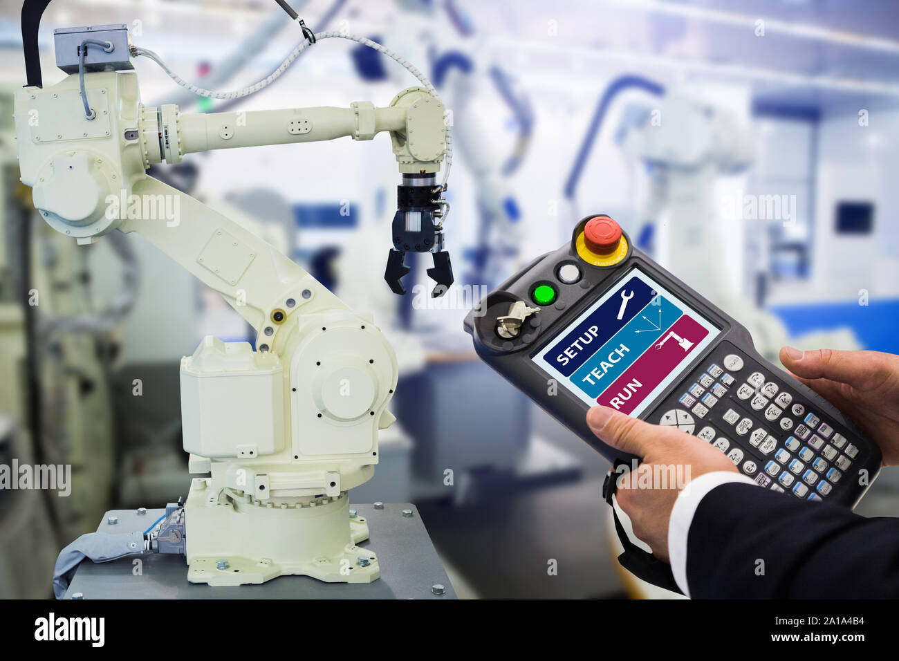 Ingenieur mit Anhänger Gerät unterrichten. Programmierung der Roboter mit der Roboterarm. Smart Factory Stockfoto