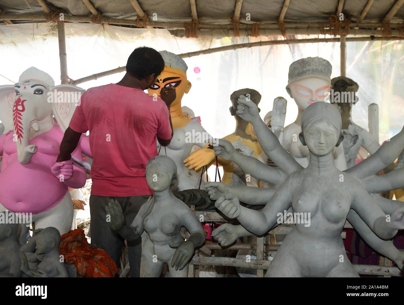 Indian Festival - Durga Puja. Künstler besetzt sind für die Vorbereitung der Ton vor dem Idol der Göttin Durga Durga Puja in Kolkata Stockfoto