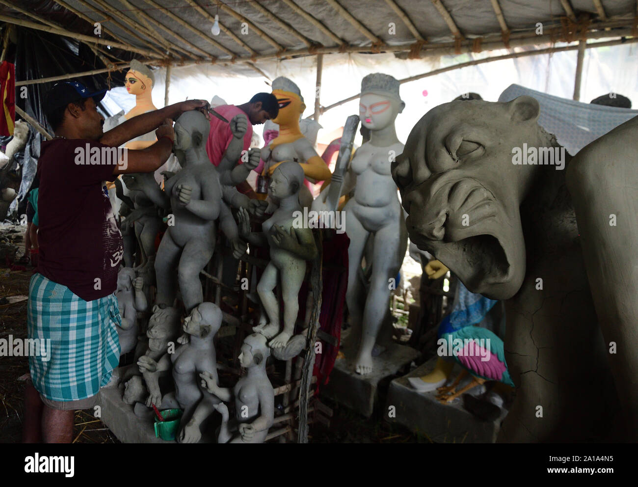 Indian Festival - Durga Puja. Künstler besetzt sind für die Vorbereitung der Ton vor dem Idol der Göttin Durga Durga Puja in Kolkata Stockfoto