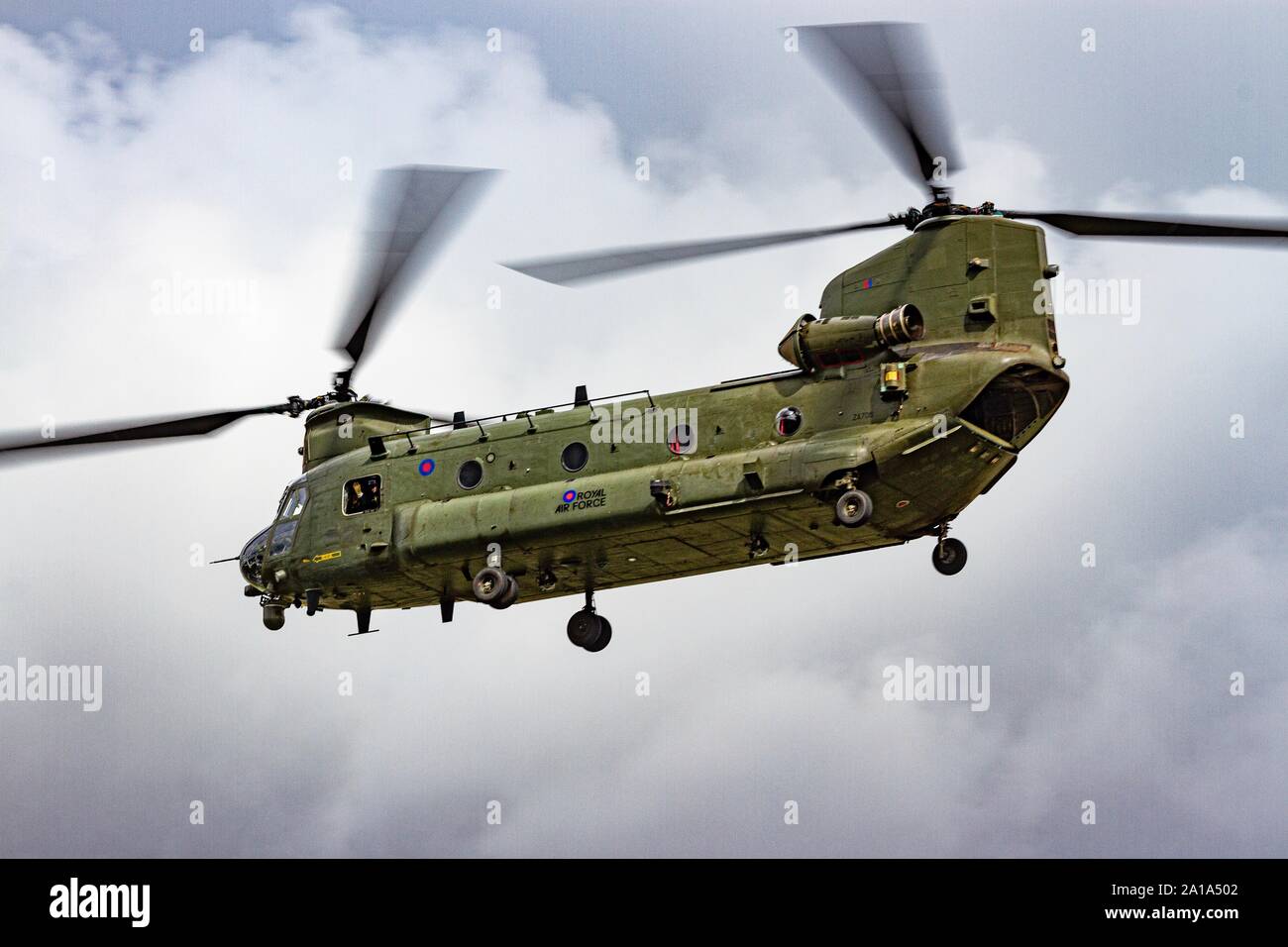 RAF Boeing CH 47 Chinook in Odiham in Großbritannien fliegen durch den bewölkten Himmel basiert Stockfoto