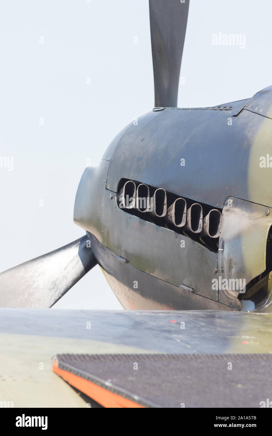 Im freien Ausstellung von Flugzeugen - ein militärisches Flugzeug - abluftöffnungen. Mitte der Schuß Stockfoto