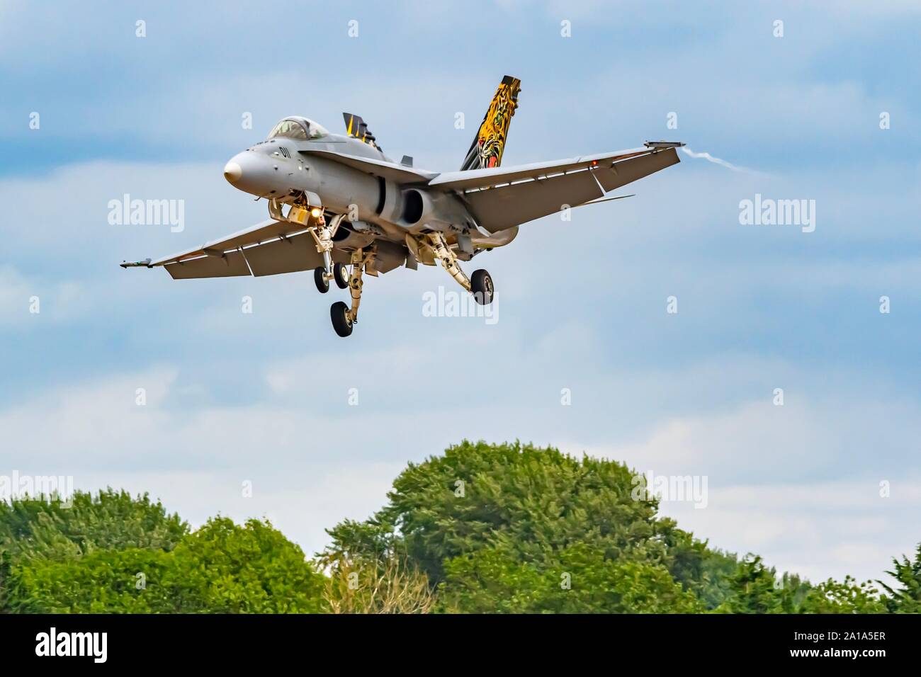 FA18-C Legacy Hornet mit Tiger Tail Kunst kommen in der endgültigen Ansatz an RAF Fairford zu landen Stockfoto