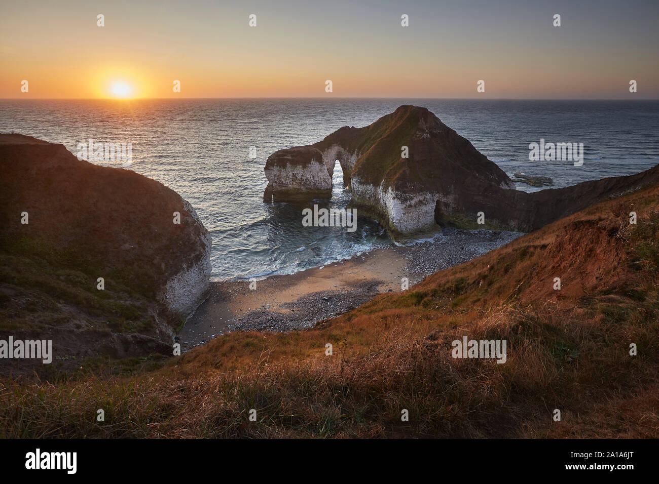 Sonnenaufgang am Trinken Dinosaurier bei hohen Stapel Arch, Flamborough Head, East Yorkshire, Großbritannien Stockfoto