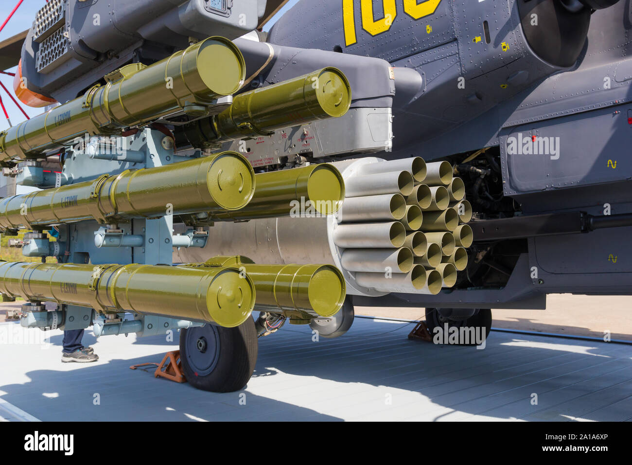 Im freien Ausstellung von Flugzeugen - ein Hubschrauber voller Munition. Mitte der Schuß Stockfoto