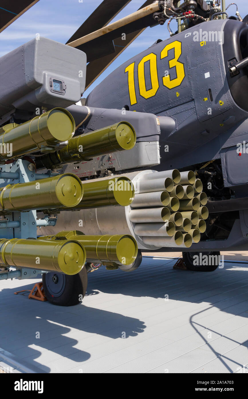 Im freien Ausstellung von Flugzeugen - ein Hubschrauber in voller Rüstung und Munition. Mitte der Schuß Stockfoto