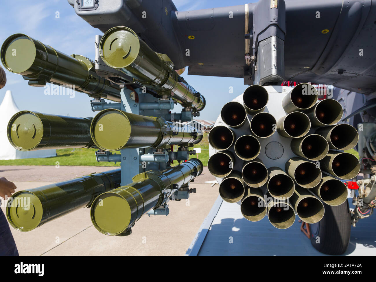 Im freien Ausstellung von Flugzeugen - ein Hubschrauber in voller Rüstung und Munition auf den Seiten. Mitte der Schuß Stockfoto