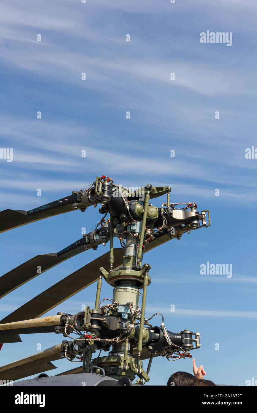 Im freien Ausstellung von Flugzeugen - Blades der militärischen Hubschrauber. Mitte der Schuß Stockfoto
