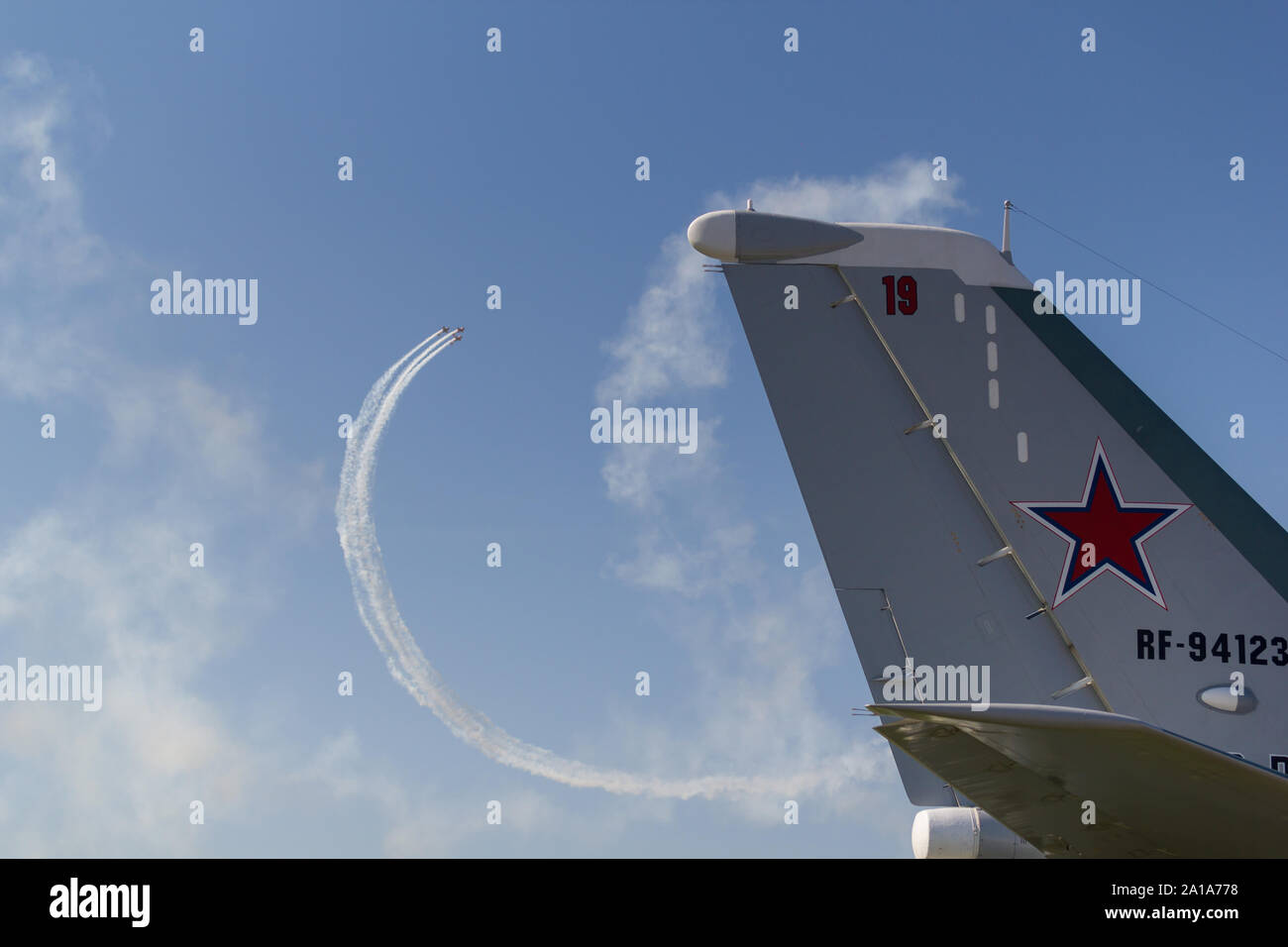 30. AUGUST 2019 Moskau, Russland: Russische Luftfahrt - ein Schwanz von einem Flugzeug-RF -94123 Tupolew Tu-95 Bear - ein Flugzeug auf dem Hintergrund. Mitte der Schuß Stockfoto