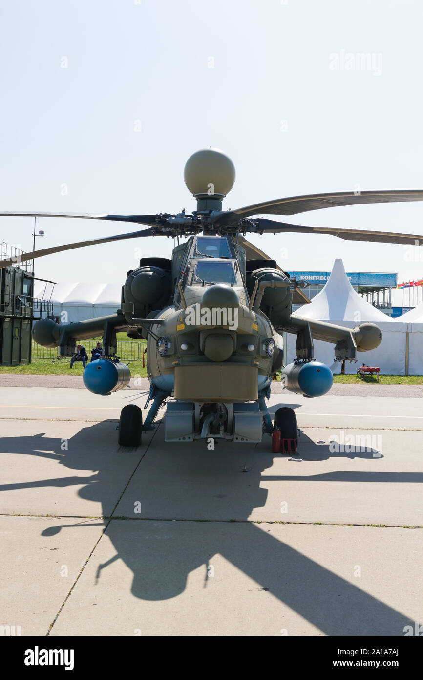 29. AUGUST 2019 Moskau, Russland: Draußen Ausstellung von Flugzeugen - eine militärische grün Hubschrauber MI-26 NM. Mitte der Schuß Stockfoto