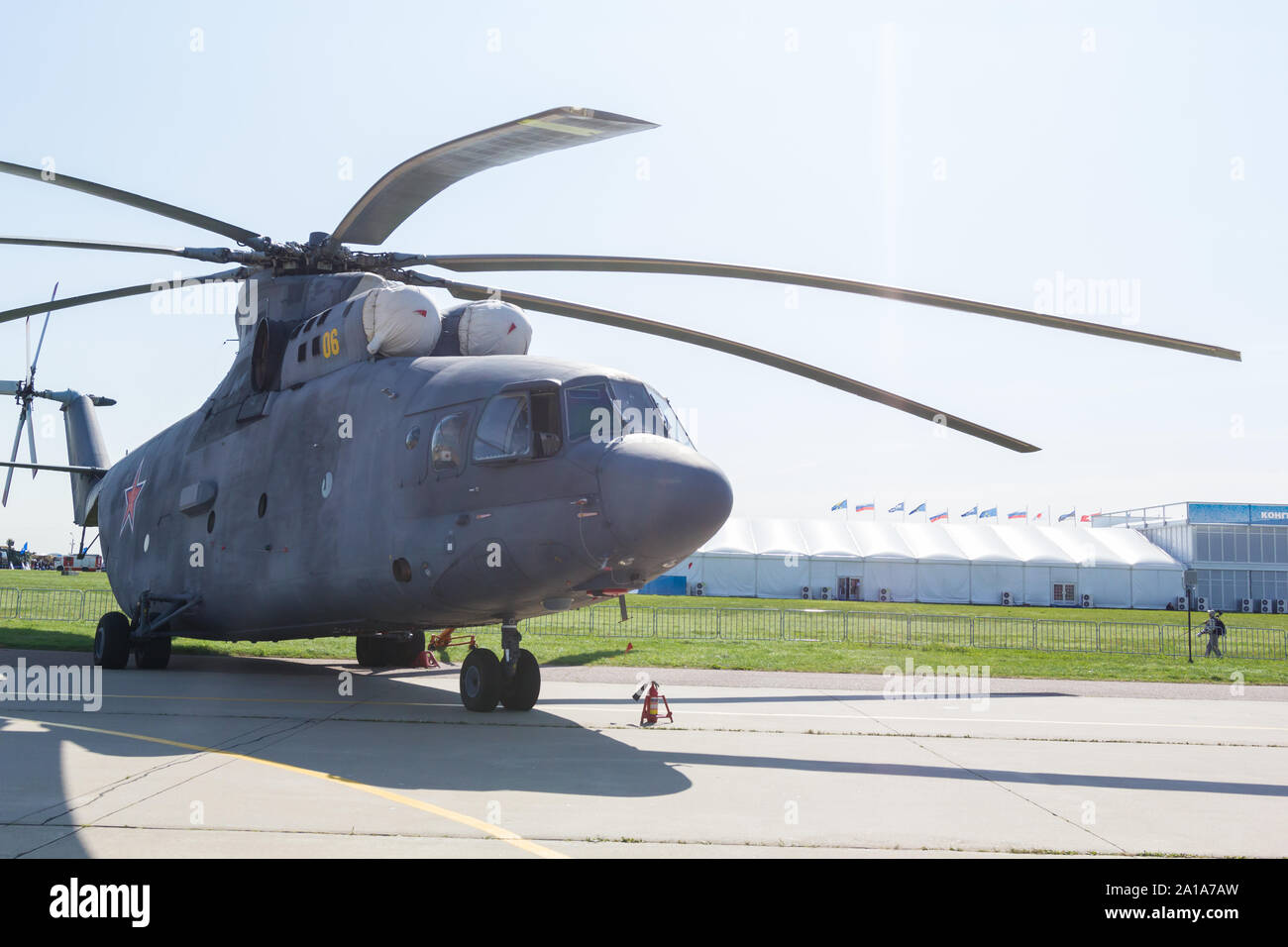 29. AUGUST 2019 Moskau, Russland: Draußen Ausstellung von militärischen Flugzeugen - eine militärische grau Hubschrauber. Mitte der Schuß Stockfoto