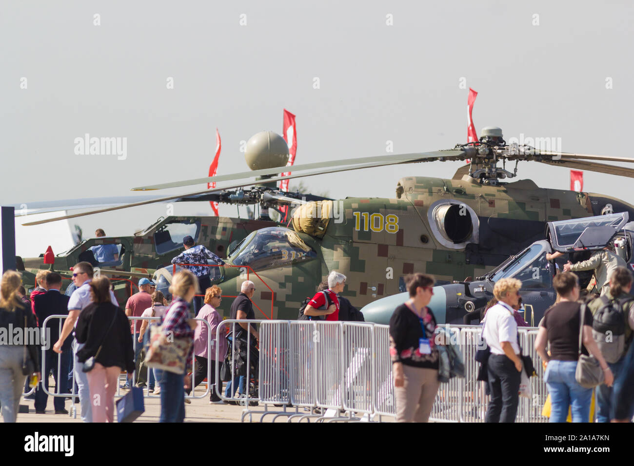 29. AUGUST 2019 Moskau, Russland: Draußen Ausstellung von Flugzeugen - Menschen zu Fuß und mit Blick auf die Flugzeuge. Mitte der Schuß Stockfoto