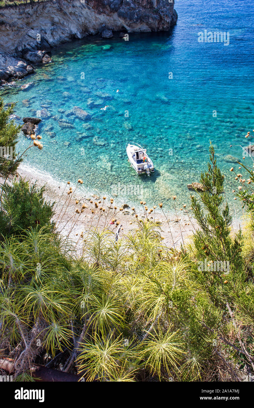 Schöne versteckte Strand mit kristallklarem Wasser auf Lefkada Insel, Griechenland. Stockfoto