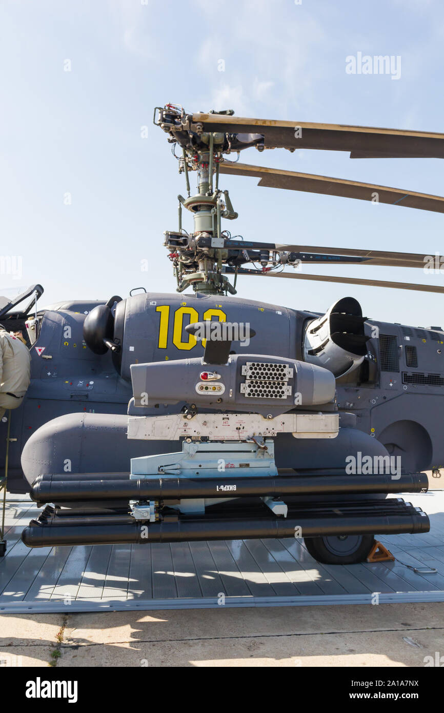 30. AUGUST 2019 Moskau, Russland: Draußen Ausstellung von Flugzeugen - eine militärische Hubschrauber-Blades gefaltet. Mitte der Schuß Stockfoto