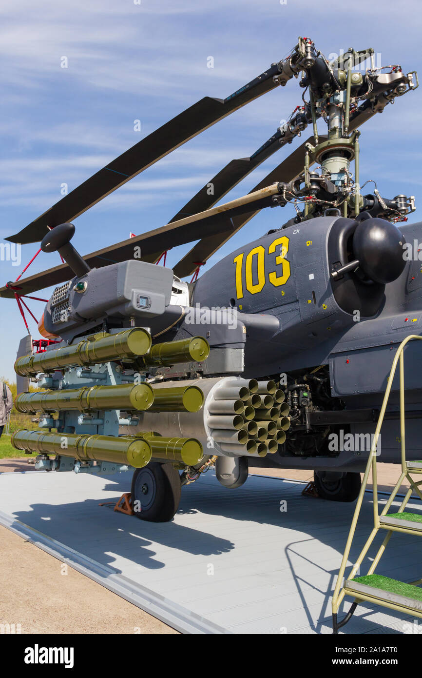 30. AUGUST 2019 Moskau, Russland: Draußen Ausstellung von Flugzeugen - ein Hubschrauber in voller Rüstung und Munition. Mitte der Schuß Stockfoto