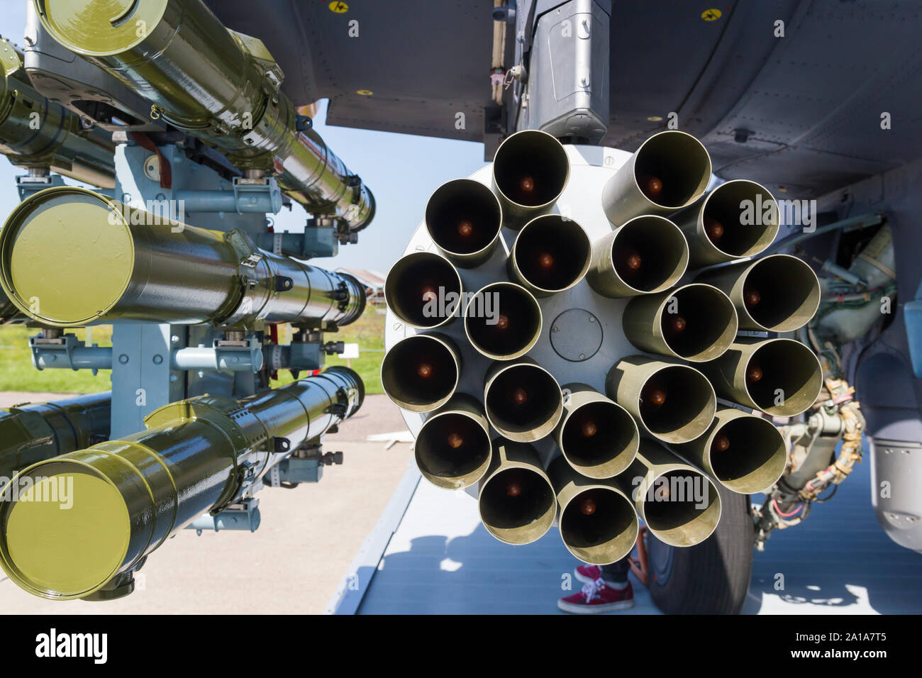 30. AUGUST 2019 Moskau, Russland: Draußen Ausstellung von Flugzeugen - ein Hubschrauber in voller Rüstung und Munition auf den Seiten. Mitte der Schuß Stockfoto