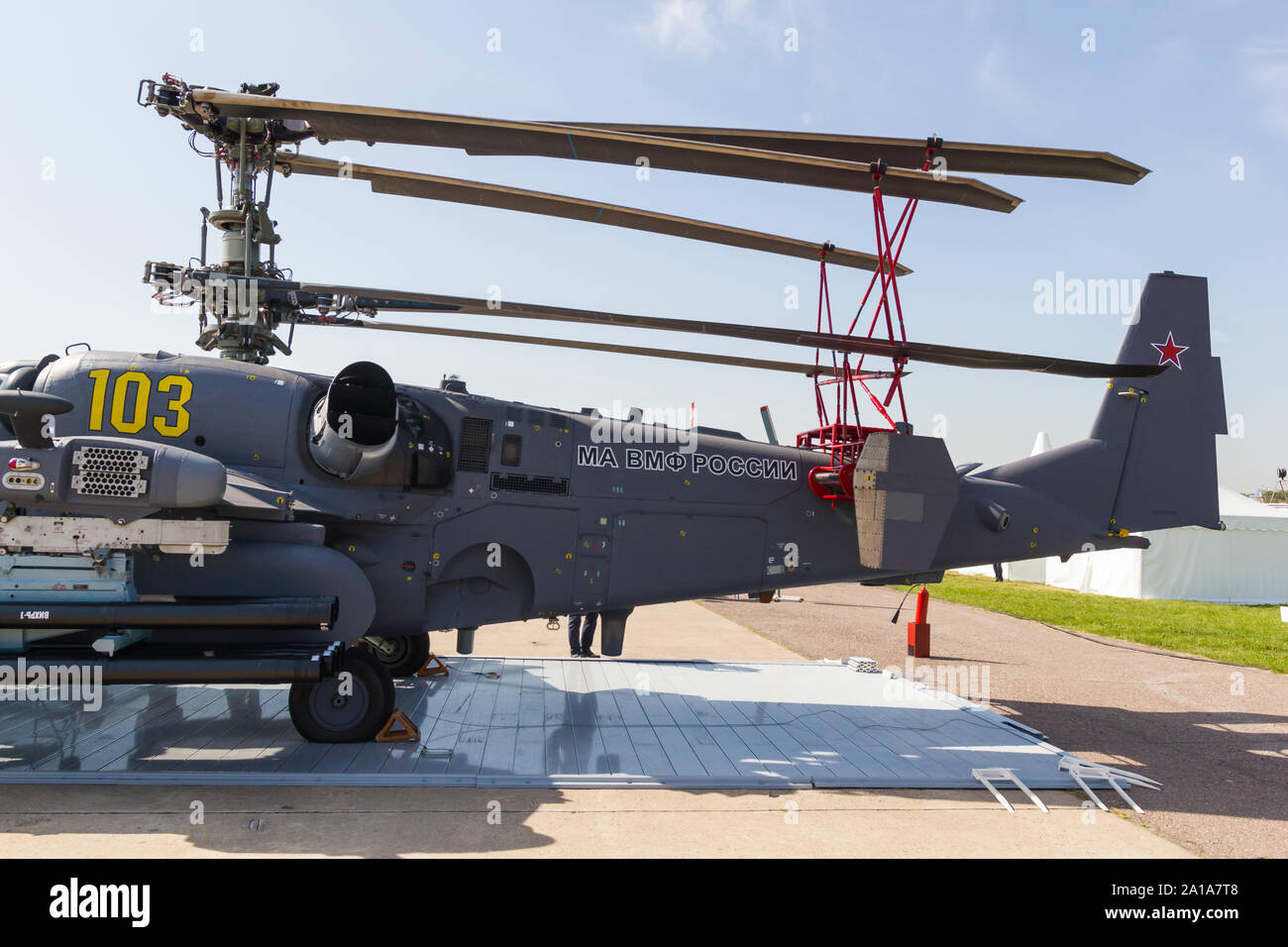 30. AUGUST 2019 Moskau, Russland: Draußen Ausstellung von Flugzeugen - eine militärische Kampfhubschrauber - Blades gefaltet. Mitte der Schuß Stockfoto