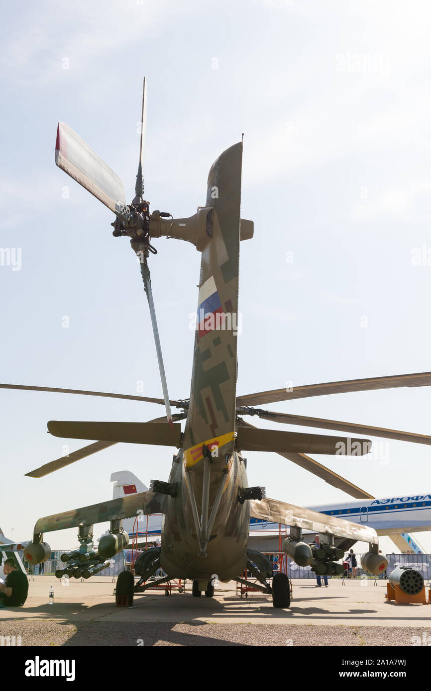 29. AUGUST 2019 Moskau, Russland: Draußen Ausstellung von Flugzeugen - eine militärische grün Hubschrauber - von hinten. Mitte der Schuß Stockfoto