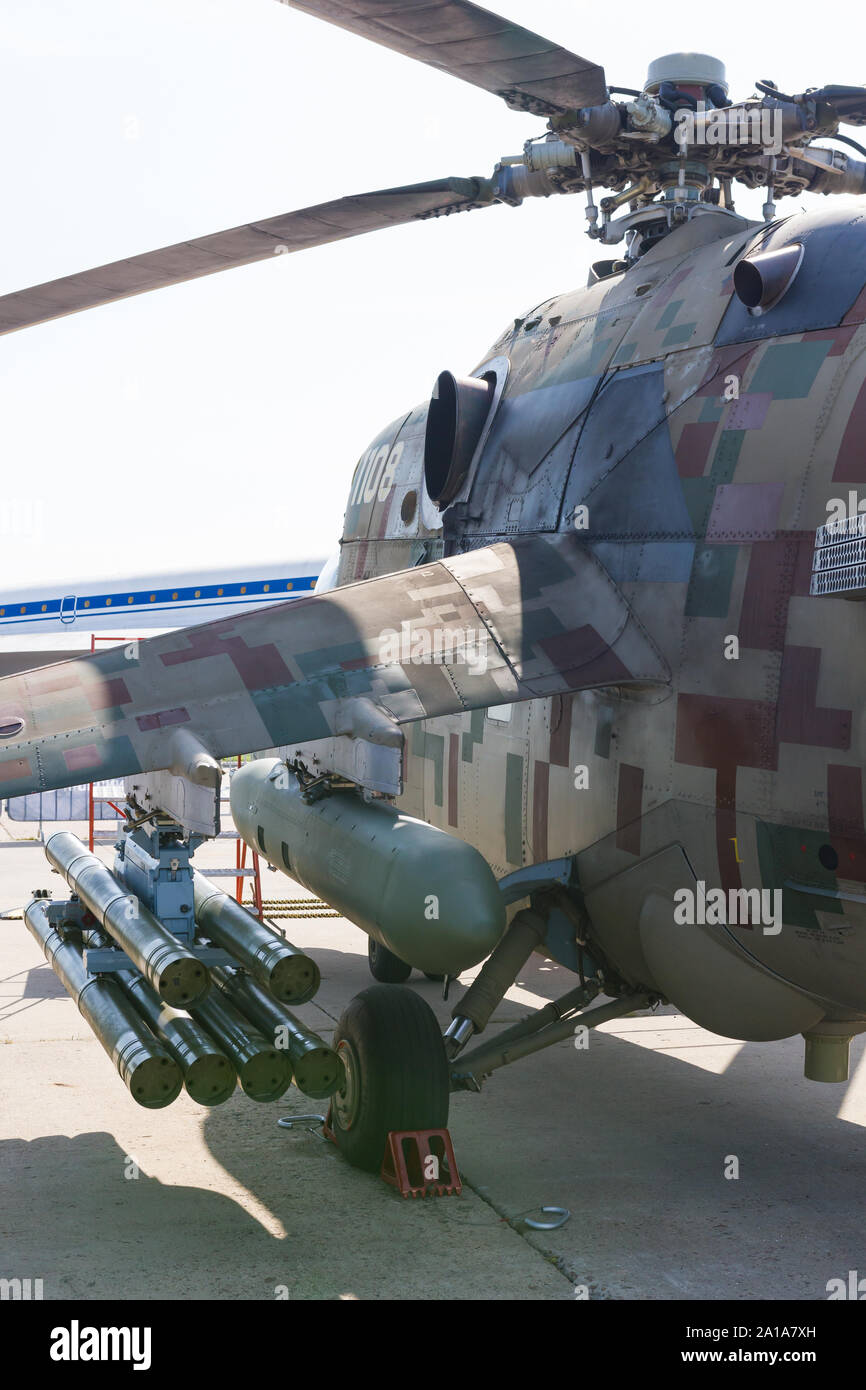 29. AUGUST 2019 Moskau, Russland: Draußen Ausstellung von Flugzeugen - eine militärische grün Hubschrauber. Mitte der Schuß Stockfoto