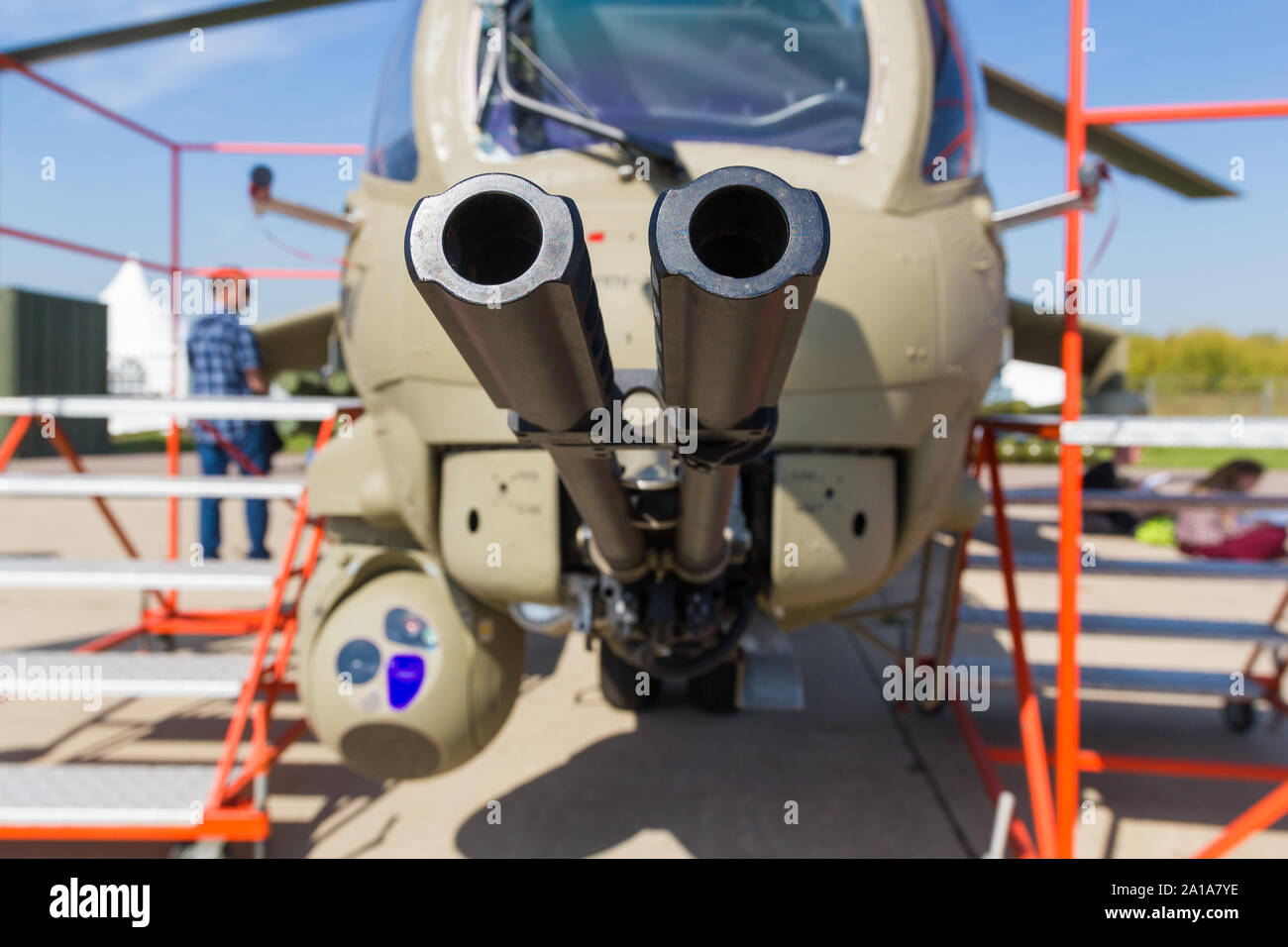 29. AUGUST 2019 Moskau, Russland: Draußen Ausstellung von Flugzeugen - eine militärische Hubschrauber - double barrel Schnauze. Mitte der Schuß Stockfoto