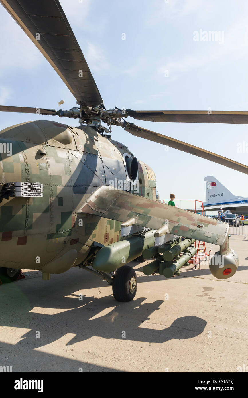 29. AUGUST 2019 Moskau, Russland: Draußen Ausstellung von Flugzeugen - eine militärische grün Hubschrauber mit schützenden Färbung. Mitte der Schuß Stockfoto
