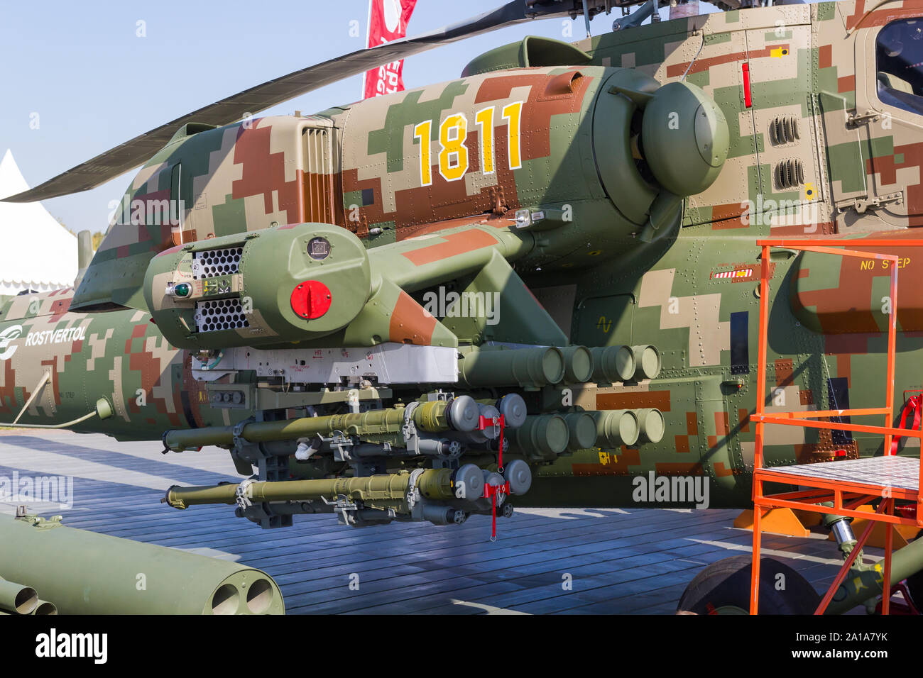 29. AUGUST 2019 Moskau, Russland: Draußen Ausstellung von Flugzeugen - eine militärische grün Hubschrauber mit schützenden Färbung mit 1811 Nummer. Mitte der Schuß Stockfoto