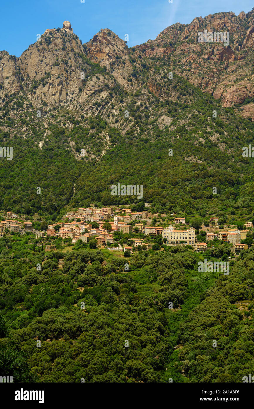 Ota-Dorf und die roten Granit Gipfeln und Graten Landschaft des Capo d'Ota in der Ota/Porto Region, Corse-du-Sud, Korsika, Frankreich Stockfoto