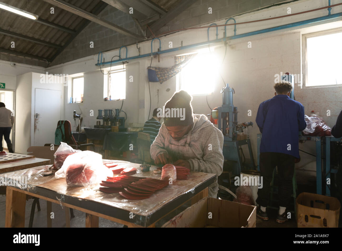 Junger Mann in einem sportgeräte Fabrik arbeiten Stockfoto