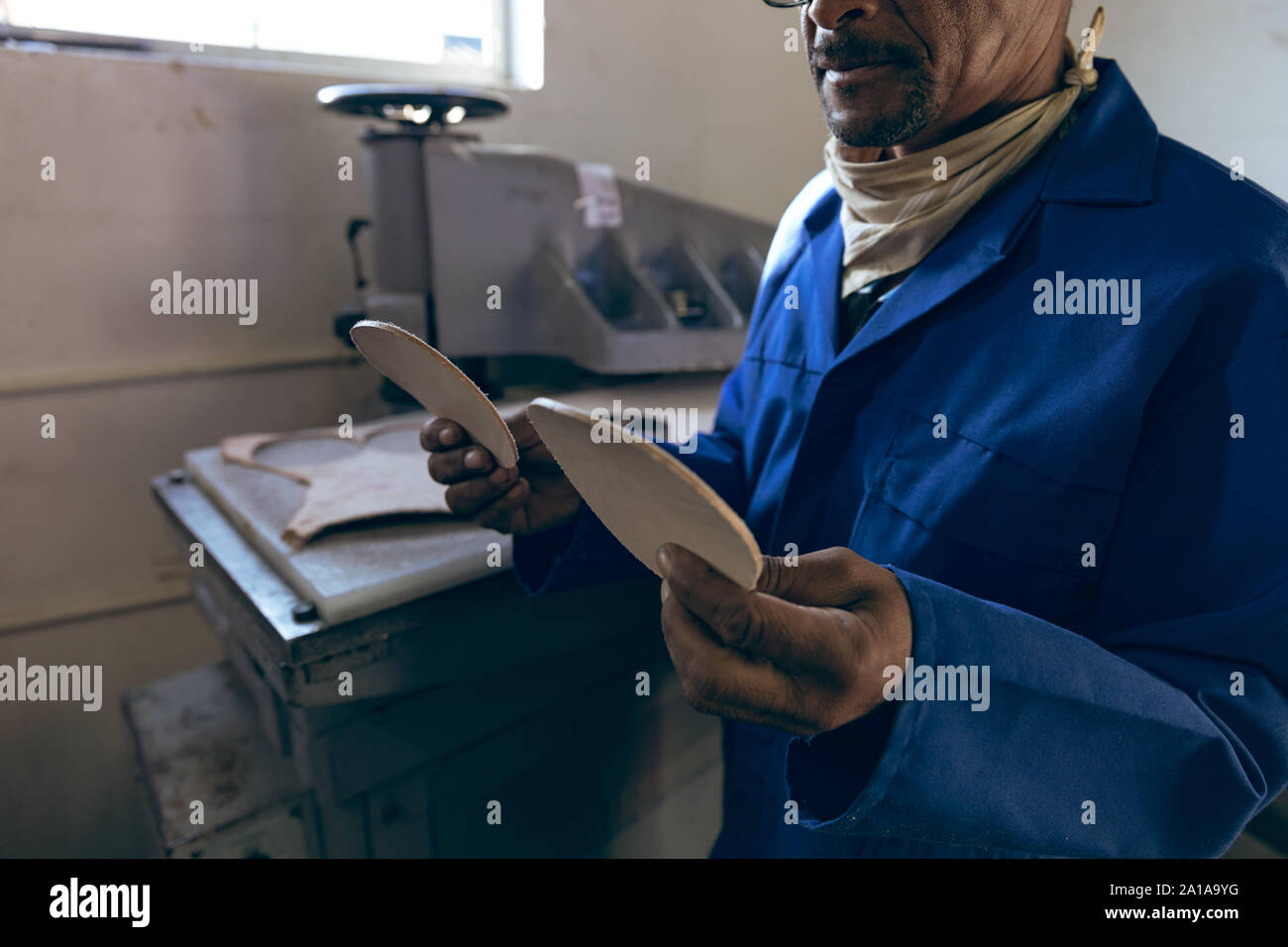 Im mittleren Alter Mann in einem sportgeräte Fabrik arbeiten Stockfoto