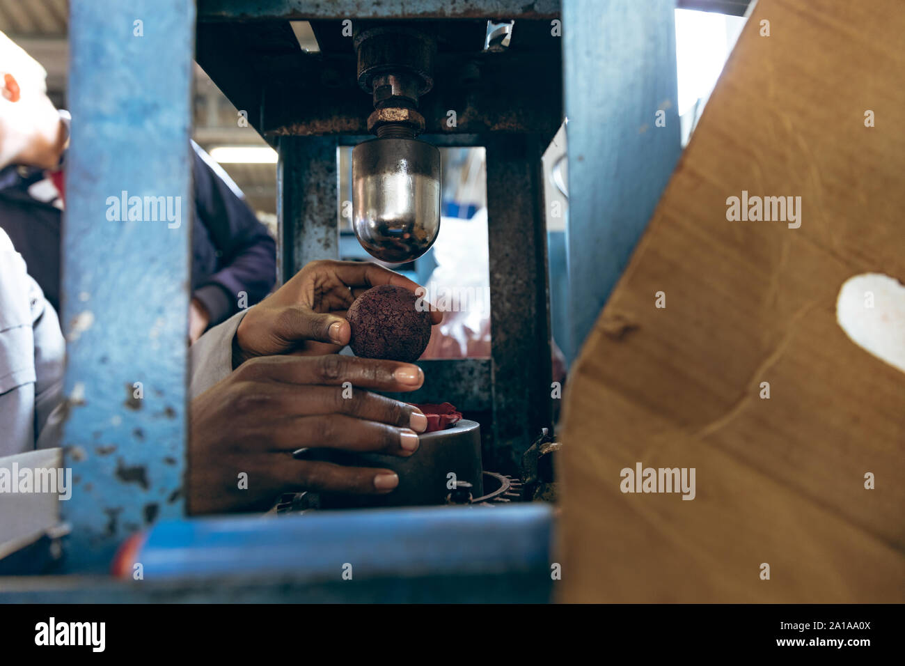 Hände von einem Mann in einem sportgeräte Fabrik arbeiten Stockfoto