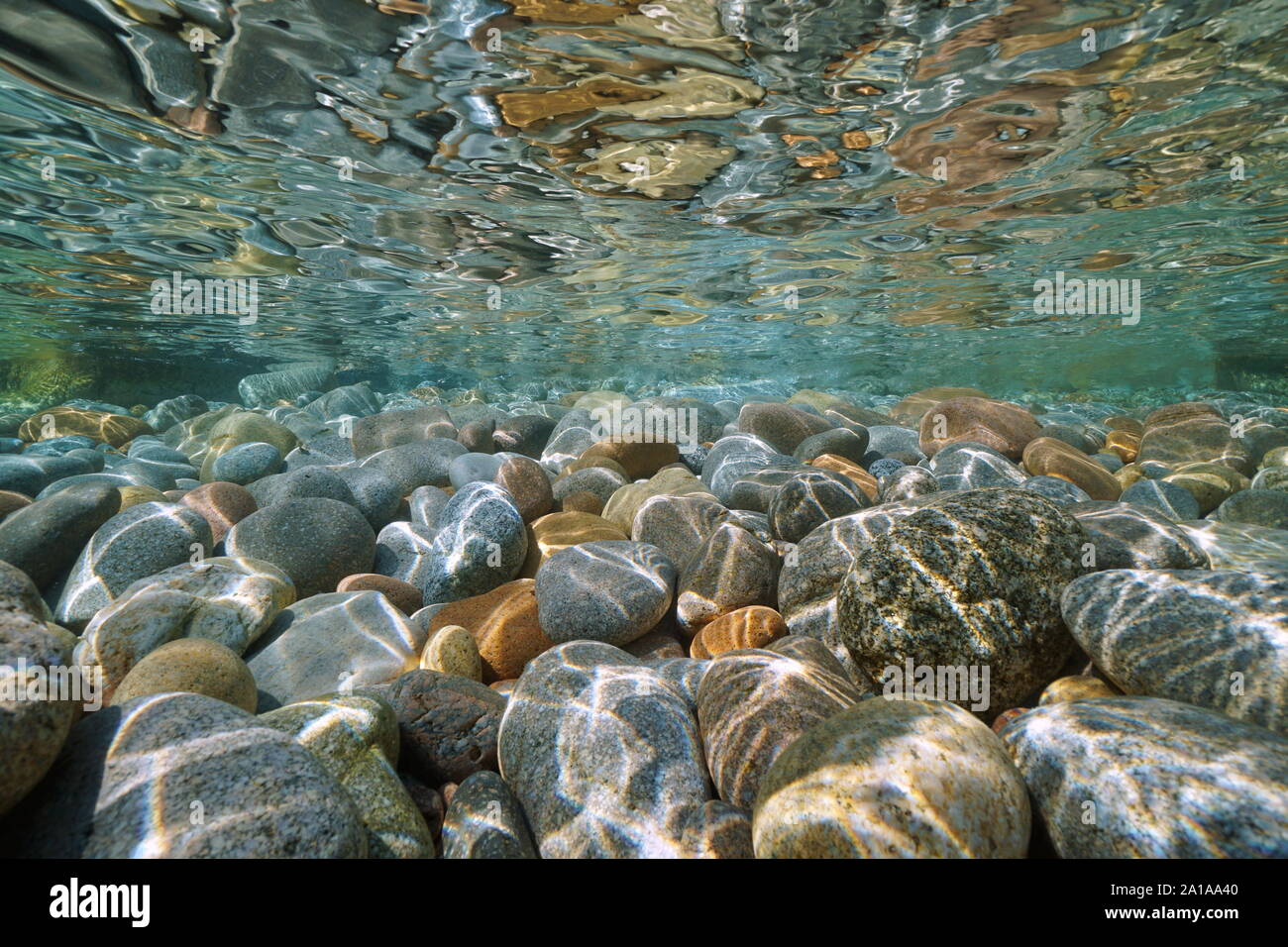 Kiesel Stein unter Wasser in der Nähe von Sea Shore, natürlichen Szene, Mittelmeer, Cote d'Azur, Frankreich Stockfoto