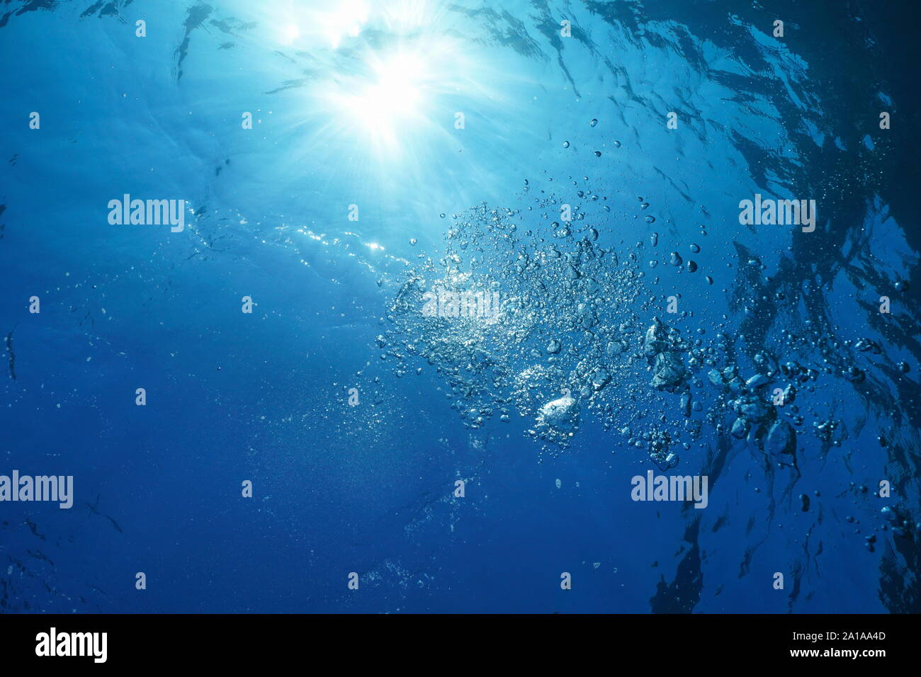Sonnenlicht Unterwasser durch Wasser Oberfläche mit Luftblasen, Mittelmeer, natürlichen Szene, Cote d'Azur, Frankreich Stockfoto