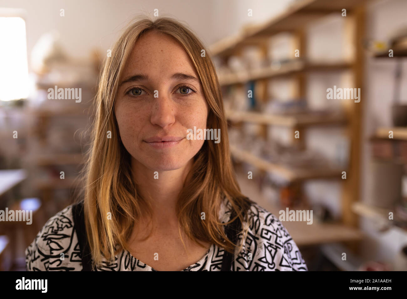 Portrait von weiblichen Potter in einer Töpferwerkstatt Stockfoto