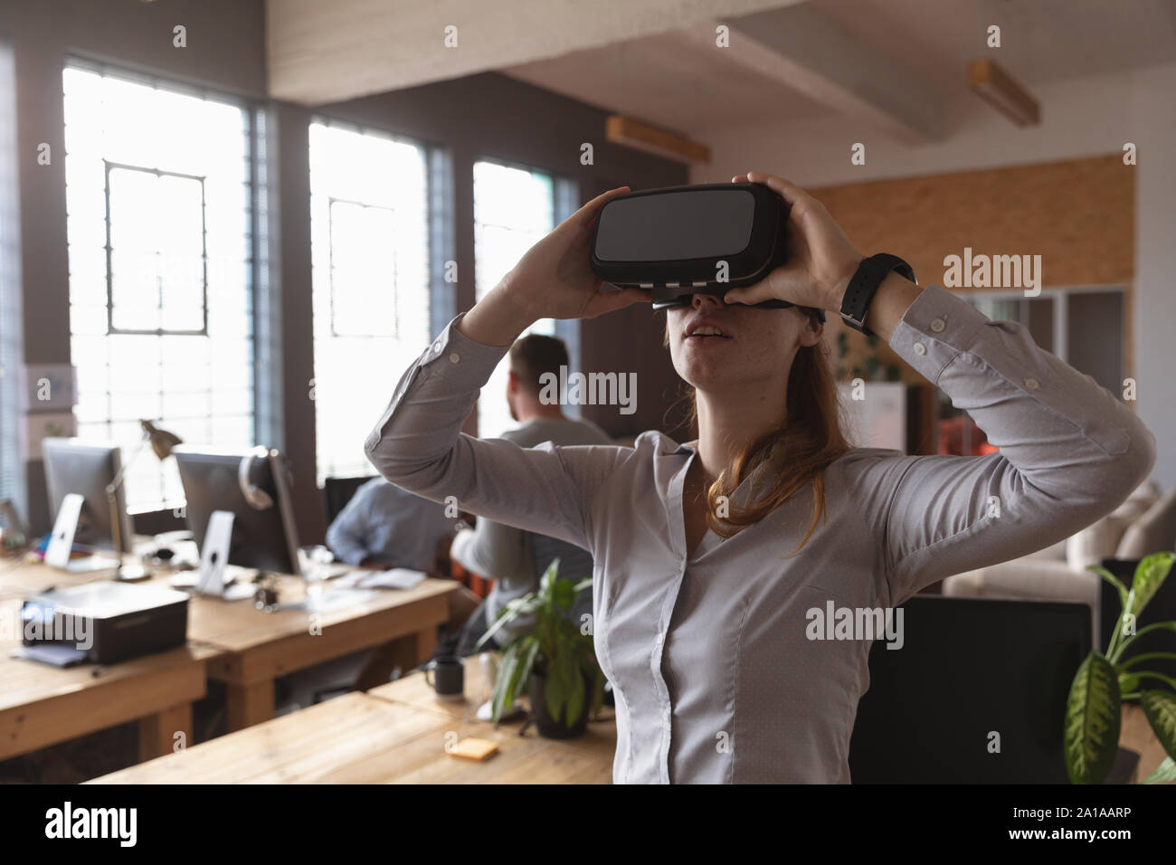 Young Creative Professional Frau mit VR-Headset in einem Büro Stockfoto