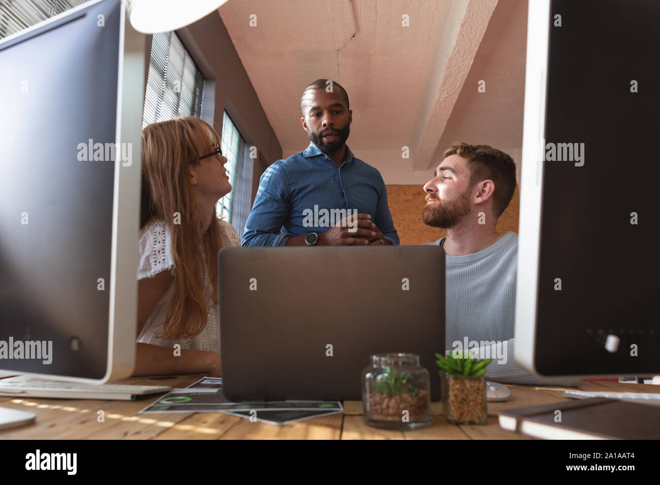Junge kreative Arbeit in einem Büro Stockfoto
