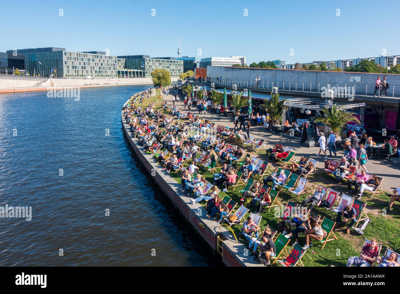 Sonnenbaden auf Liegestühlen an der Spree am Capital Beach im Zentrum Berlins, Sommer Stockfoto