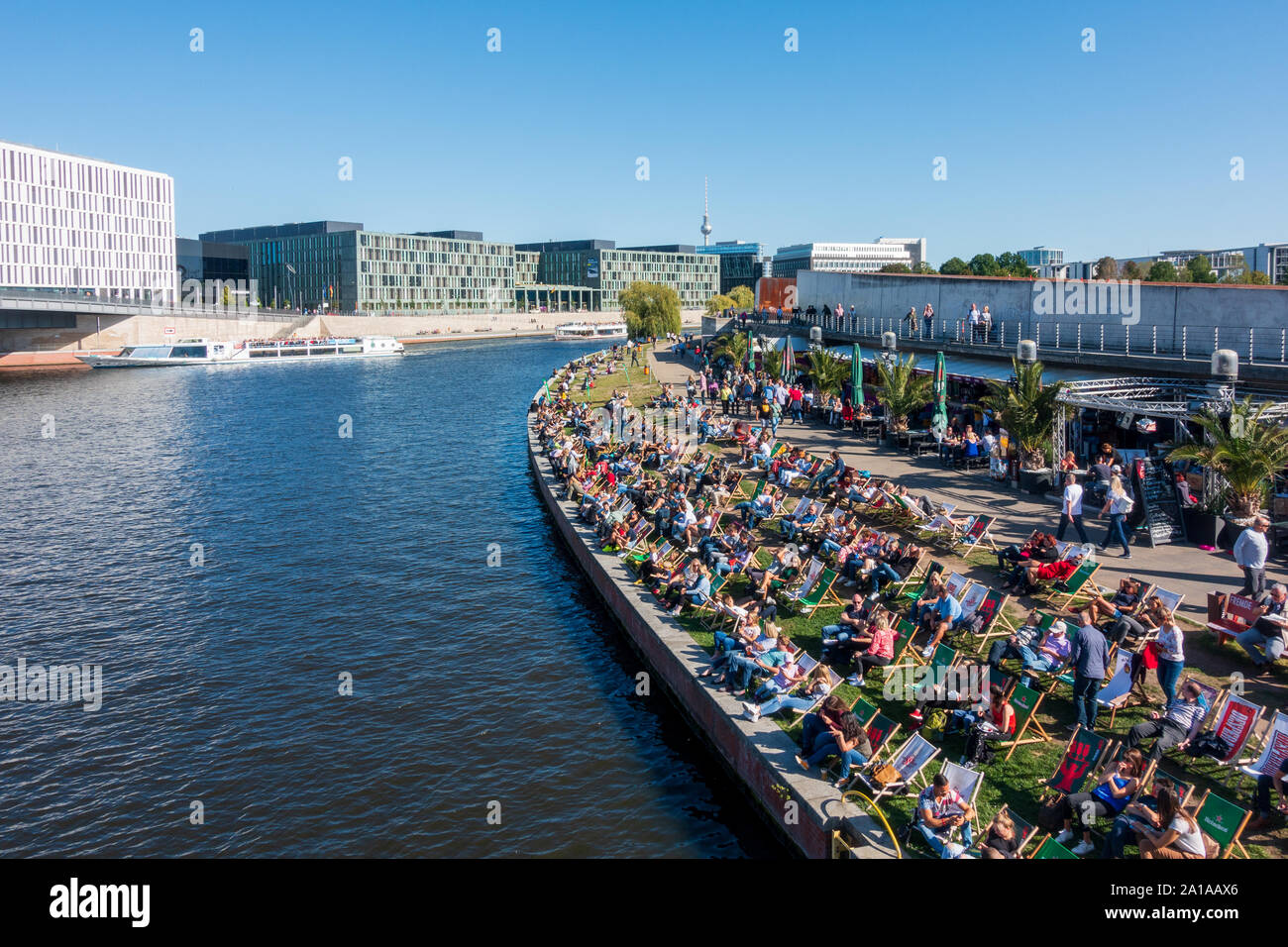 Sonnenbaden auf Liegestühlen an der Spree am Capital Beach im Zentrum Berlins, Sommer Stockfoto