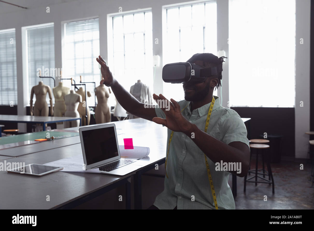Männliche Kursteilnehmer mit VR zu einem Fashion College Stockfoto