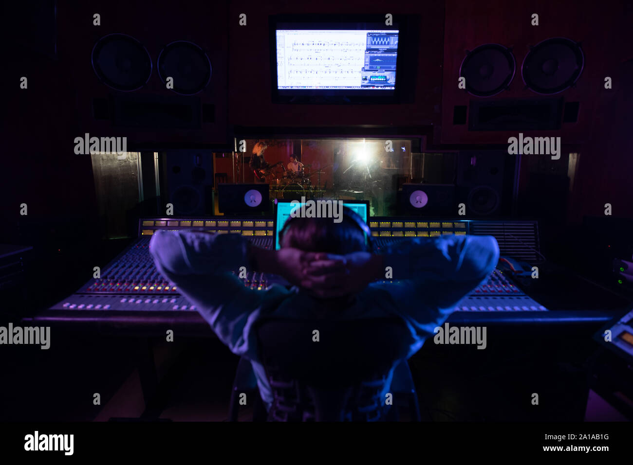 Männliche Musikproduzent am Mischpult arbeiten in einem Tonstudio Stockfoto