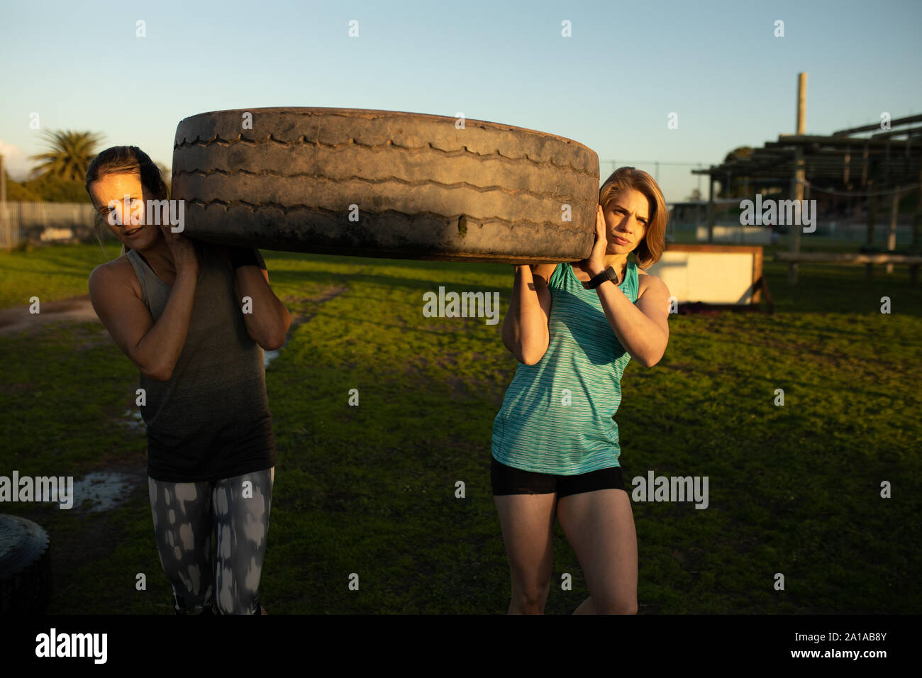 Junge Frauen die Ausbildung an einer im Fitnessstudio bootcamp Stockfoto