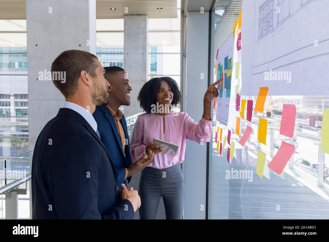 Junge Geschäftsleute arbeiten in modernen Büros Stockfoto